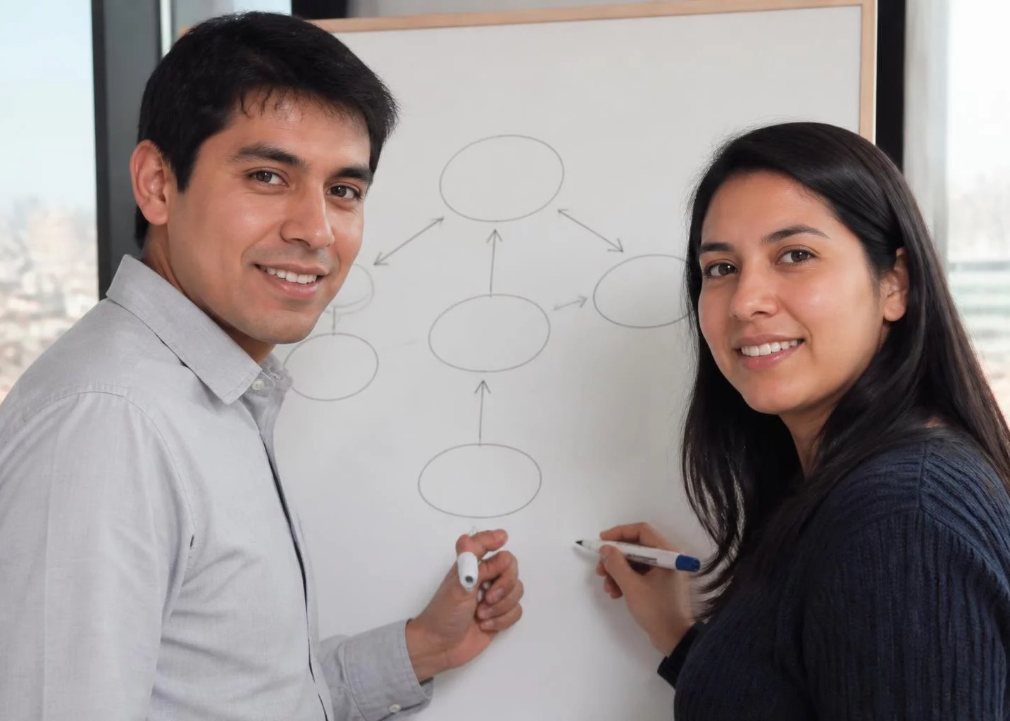 Dos personas trazando en la pizarra la estructura de un argumento